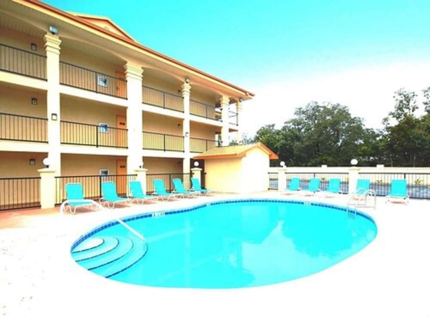 Imagen de la piscina del Hotel Fairway Inn. Foto 9