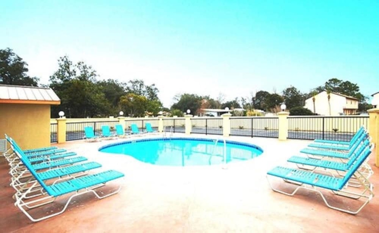 Imagen de la piscina del Hotel Fairway Inn. Foto 10