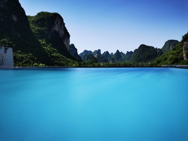 Imagen de la piscina del Hotel Fairyland. Foto 19