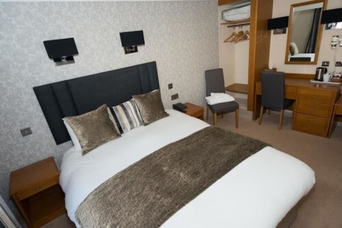 Imagen de la habitación del Hotel Falcon, Carmarthen. Foto 18