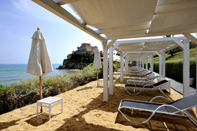 Imagen de los exteriores del Hotel Falconara Greenblu Resort. Foto 4