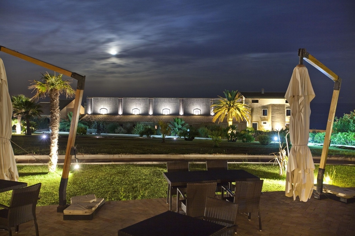 Imagen de los exteriores del Hotel Falconara Greenblu Resort. Foto 8