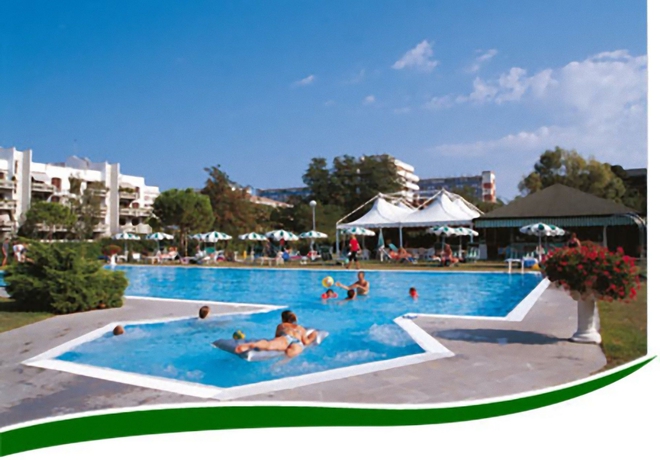 Imagen de la piscina del Hotel Falcone Lignano. Foto 14