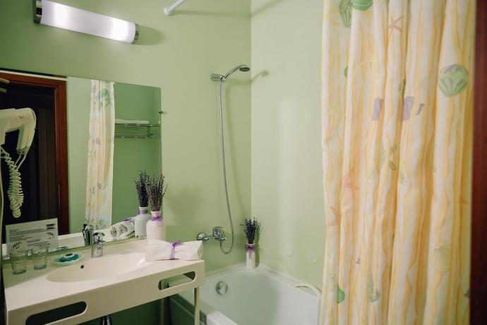 Imagen de los exteriores del Hotel Faleza By Vega. Foto 7