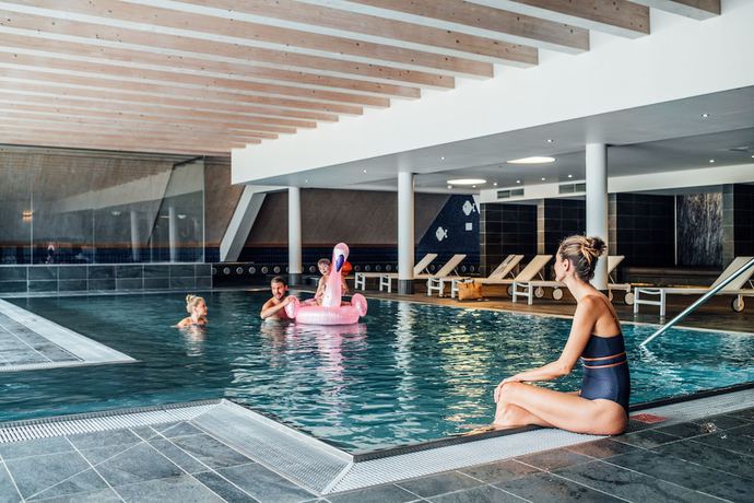 Imagen de la piscina del Hotel Falkensteiner Family Sonnenalpe. Foto 18