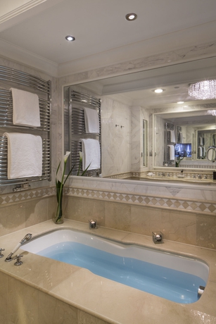 Imagen de la habitación del Hotel Falkensteiner Schlosshotel Velden – The Leading Hotels Of The World. Foto 11