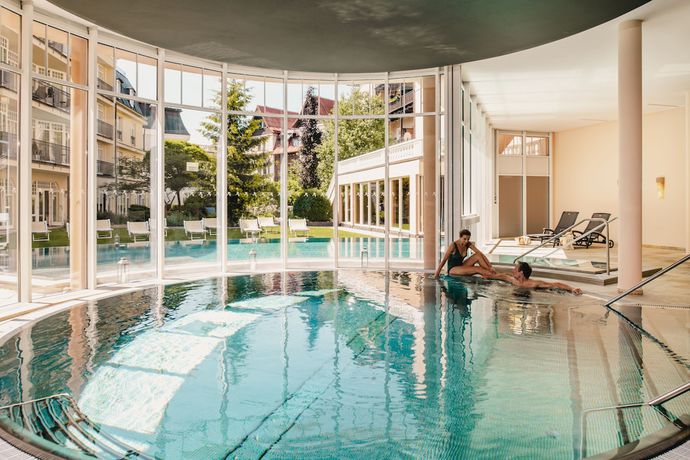Imagen de la piscina del Hotel Falkensteiner Spa Resort Mari&aacute;nsk&eacute; L&aacute;zně. Foto 19