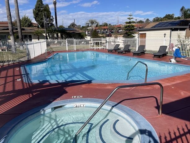 Imagen de la piscina del Hotel Fallbrook Country Inn. Foto 16