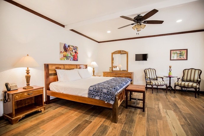 Imagen de la habitación del Hotel Falling Leaves Lodge. Foto 12