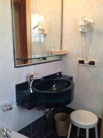 Imagen de la habitación del Hotel Falzares. Foto 6