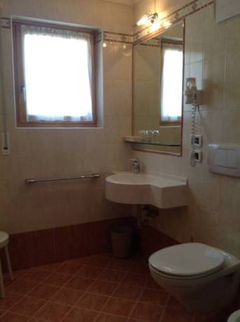 Imagen de la habitación del Hotel Falzares. Foto 8