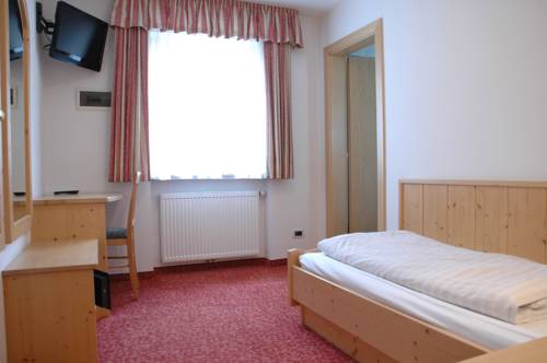 Imagen de la habitación del Hotel Falzares. Foto 11