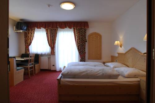 Imagen de la habitación del Hotel Falzares. Foto 12