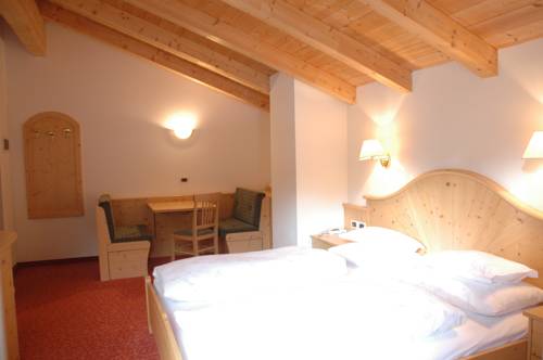 Imagen de la habitación del Hotel Falzares. Foto 16