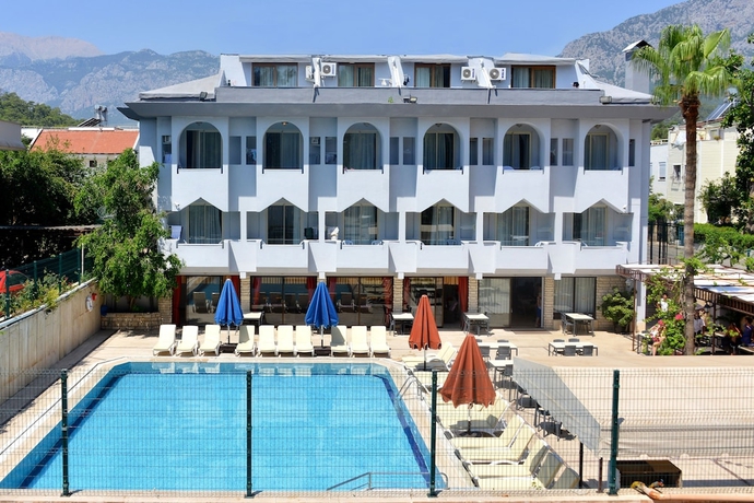 Imagen de la piscina del Hotel Fame. Foto 12