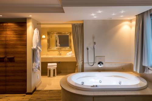 Imagen de la habitación del Hotel Famel&igrave;, Valdaora. Foto 4