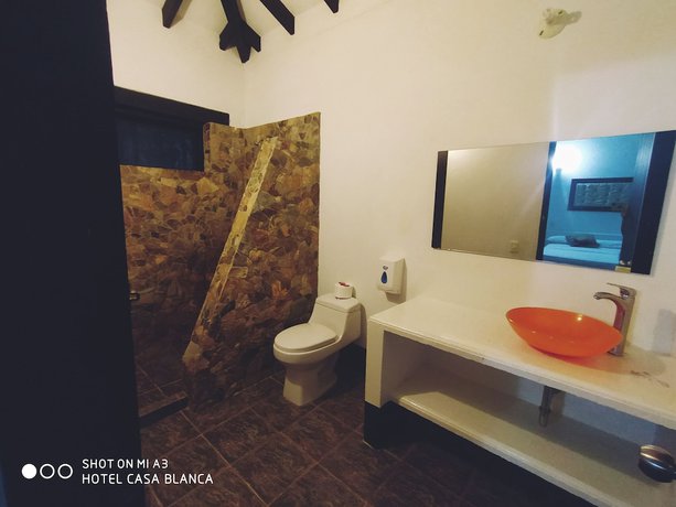 Imagen de la habitación del Hotel Familia Casa Blanca. Foto 4