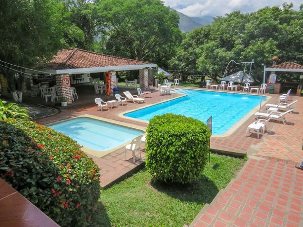 Imagen de la piscina del Hotel Familia Casa Blanca. Foto 17