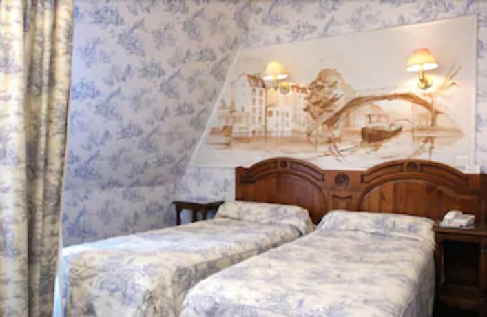 Imagen de la habitación del Hotel Familia, París. Foto 16