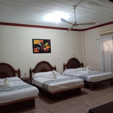 Imagen de la habitación del Hotel Familiar El Dorado. Foto 15