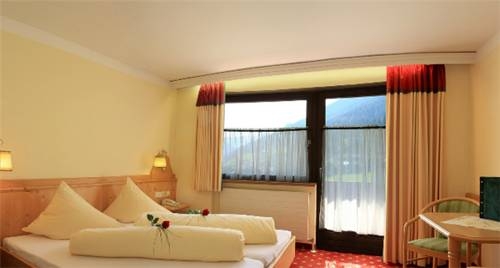 Imagen de los interiores del Hotel Familien-wellness Hotel D&ouml;rflwirt. Foto 8