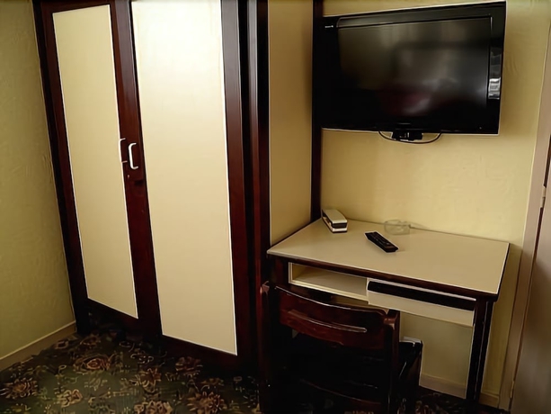 Imagen de la habitación del Hotel Family. Foto 13