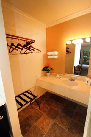 Imagen de la habitación del Hotel Family Garden Inn and Suites. Foto 14