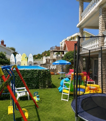 Imagen general del Hotel Family House with pool and sea view. Foto 1