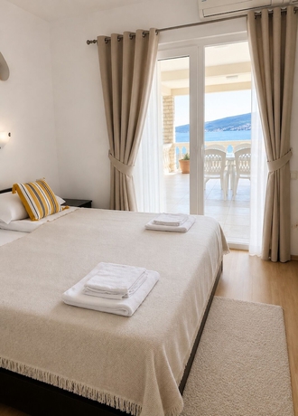 Imagen de la habitación del Hotel Family House with pool and sea view. Foto 2