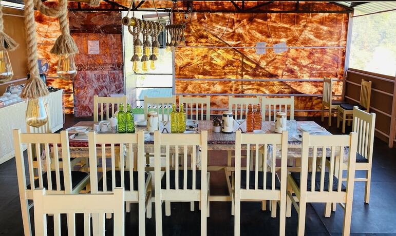 Imagen del bar/restaurante del Hotel Family In The Hills By Nature's Glamping. Foto 22