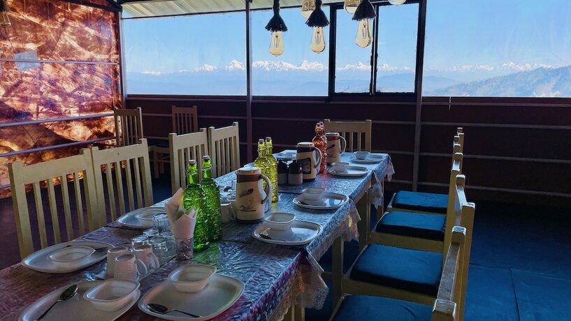 Imagen del bar/restaurante del Hotel Family In The Hills By Nature's Glamping. Foto 23