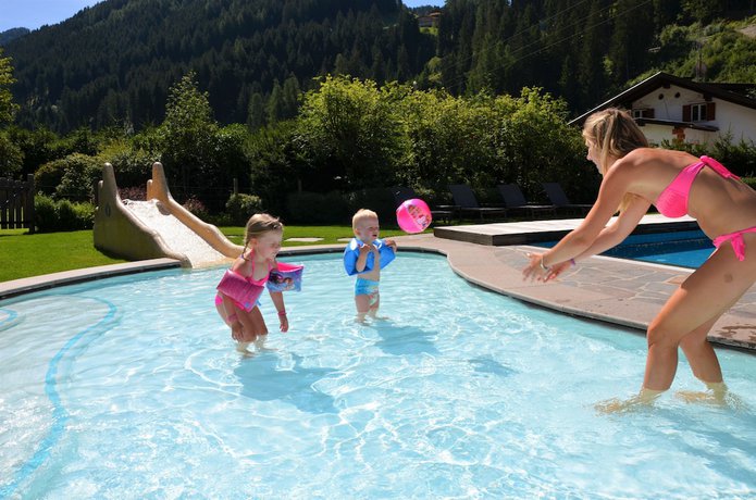 Imagen de la piscina del Hotel Family Posta. Foto 14