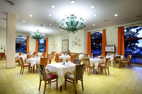 Imagen del bar/restaurante del Hotel Family Selection At Grand Palladium Imbassai Resort & Spa. Foto 2