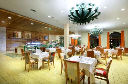 Imagen del bar/restaurante del Hotel Family Selection At Grand Palladium Imbassai Resort & Spa. Foto 4