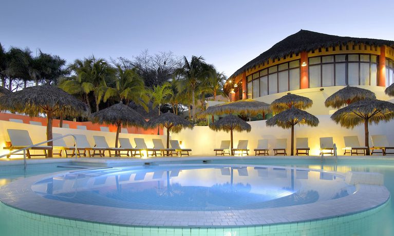 Imagen de la piscina del Hotel Family Selection at Grand Palladium Vallarta Resort and Spa. Foto 17