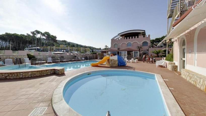 Imagen de la piscina del Hotel Family Sole. Foto 19