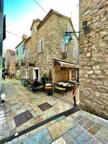 Imagen general del Hotel Family Two Bedroom House Old Town Budva. Foto 9