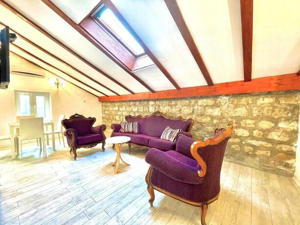 Imagen de la habitación del Hotel Family Two Bedroom House Old Town Budva. Foto 16