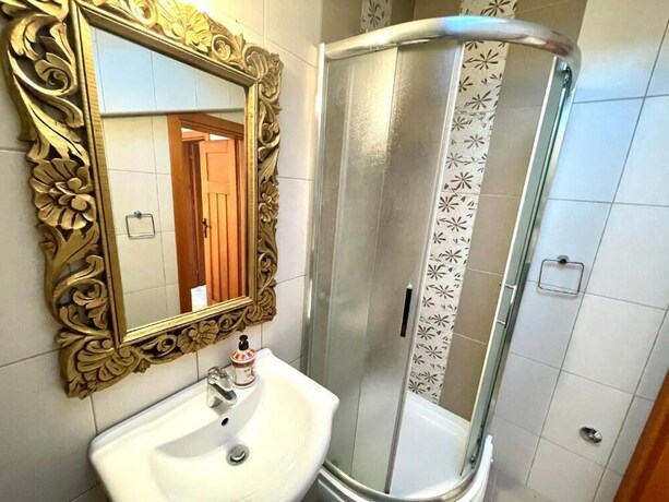 Imagen de la habitación del Hotel Family Two Bedroom House Old Town Budva. Foto 17