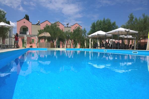 Imagen de la piscina del Hotel Family Village Otranto. Foto 6