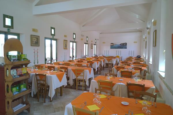 Imagen del bar/restaurante del Hotel Family Village Otranto. Foto 2