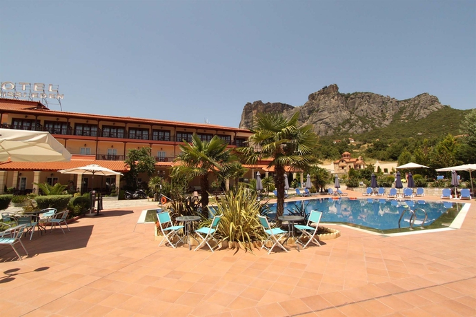 Imagen de la piscina del Hotel Famissi Eden. Foto 13