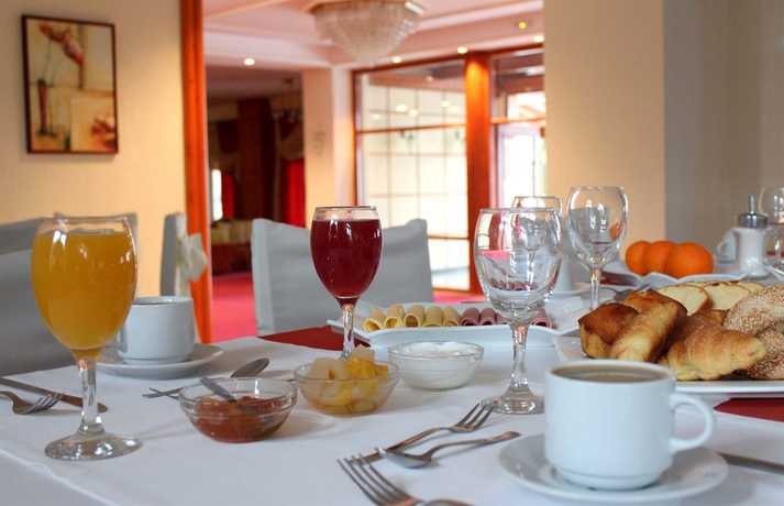 Imagen del bar/restaurante del Hotel Famissi Eden. Foto 3