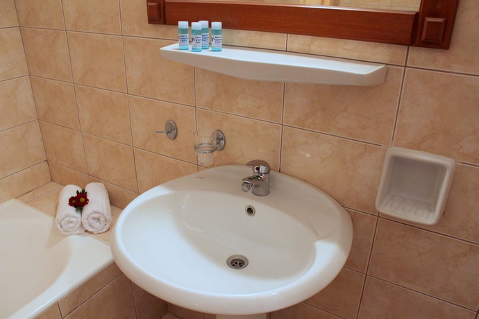 Imagen de la habitación del Hotel Famissi Eden. Foto 10