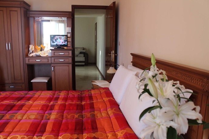 Imagen de los interiores del Hotel Famissi. Foto 15