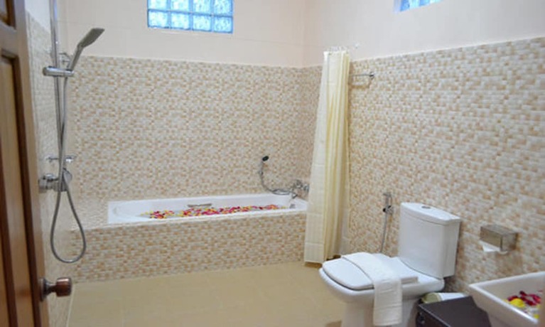 Imagen general del Hotel Famous Bago. Foto 12