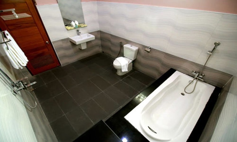 Imagen general del Hotel Famous Bago. Foto 15