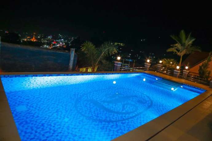 Imagen de la piscina del Hotel Famous Kalaw. Foto 20