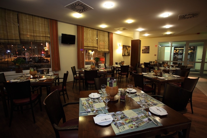 Imagen del bar/restaurante del Hotel Famulus. Foto 7