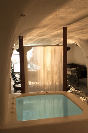 Imagen de la piscina del Hotel Fanari Villas Santorini. Foto 15